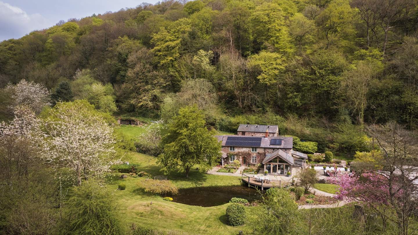 Residing on the fringes of the pastoral Shropshire countryside close to the Welsh border, Tan y Coed promises an escape brimming with rural charm, whilst only being a short drive from a plethora of quaint villages and towns...