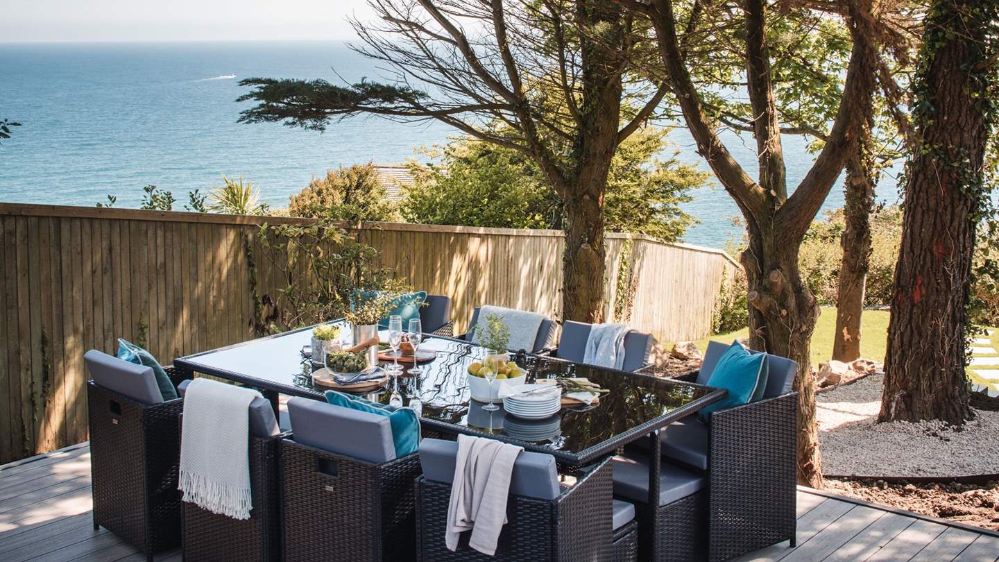 Tucked away to the side of Pelagos, you‘ll find an outdoor dining deck with a table which seats twelve