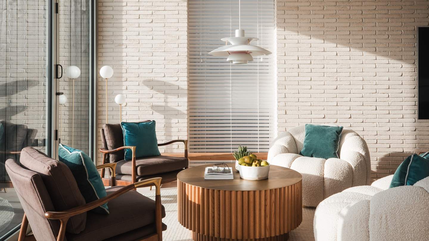 Set before the grand bi-fold doors, a relaxed seating area creates the perfect setting for pre and post dinner drinks