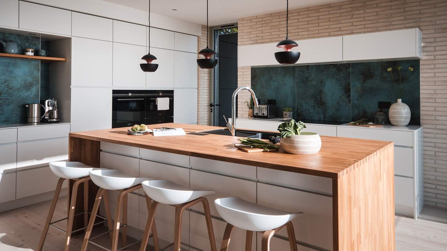 Find all the mod-cons you could possibly need, with the addition of a dedicated tea and coffee point with a Nespresso coffee machine and a Quooker hot tap for instantaneous morning teas