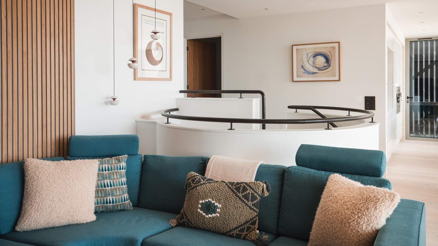 Sink into the Bo Concept corner sofa in shades of teal, with a complementing foot stool and comfortable cushions to ensure total relaxation as you unwind after days spent exploring the Cornish coastline