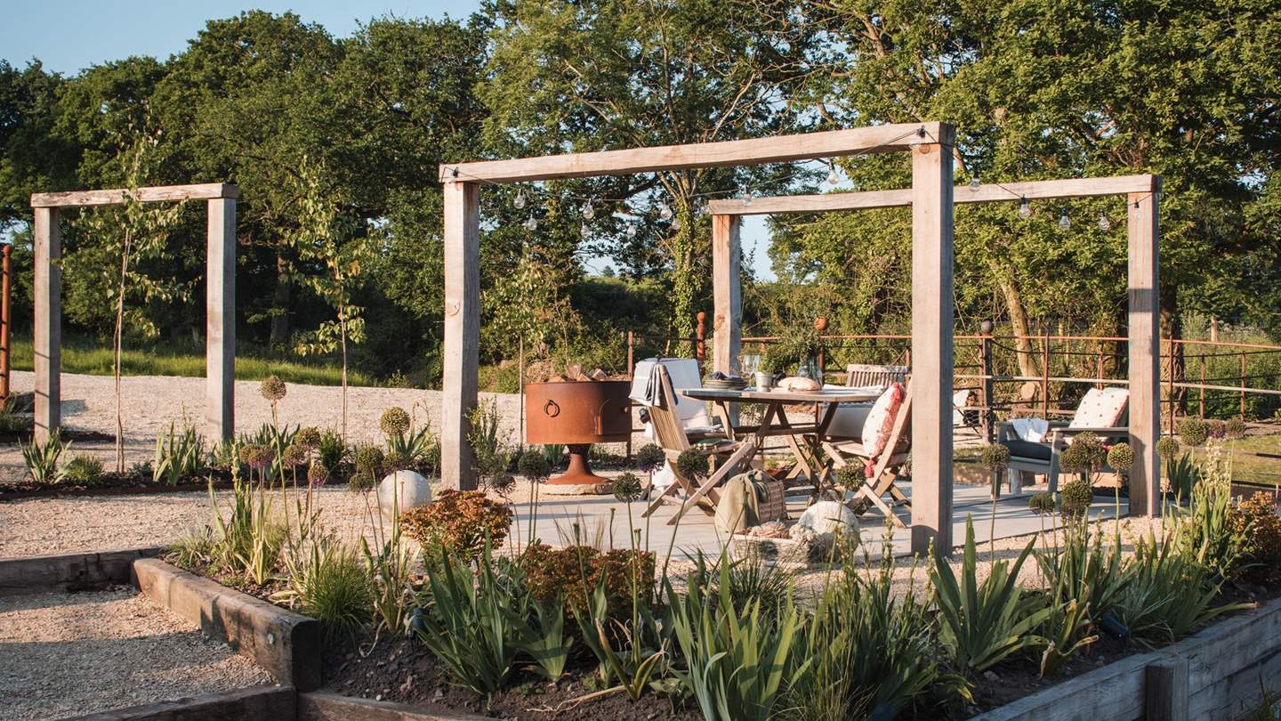 You will also find two comfortable lounge chairs on the tiered patio to savour morning coffees in the open air