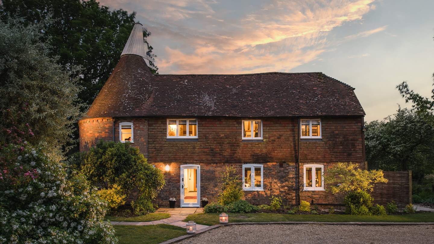 Nestled in the idyllic Kent countryside, uncover our dreamy abode with a heated outdoor swimming pool and tennis court for endlessly magical moments… 