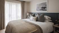Elmwood’s second garden-view bedroom is centred around an irresistibly cosy super-king bed that can also be turned into a twin if required