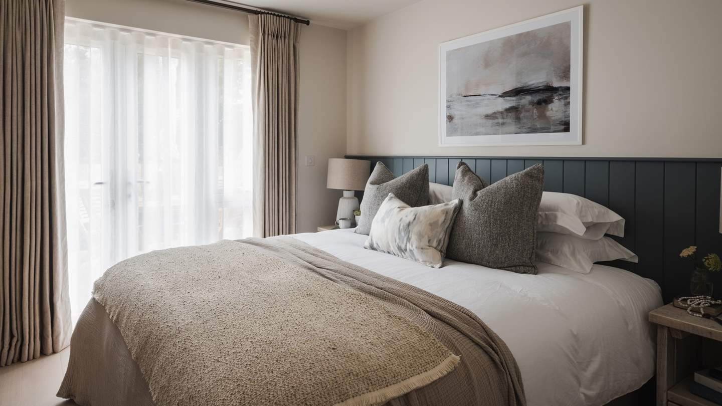 Elmwood’s second garden-view bedroom is centred around an irresistibly cosy super-king bed that can also be turned into a twin if required