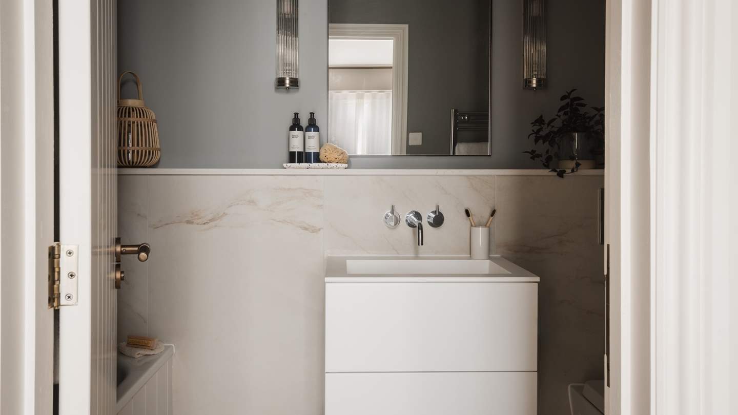 Attached to the bedroom, an ensuite bathroom awaits 