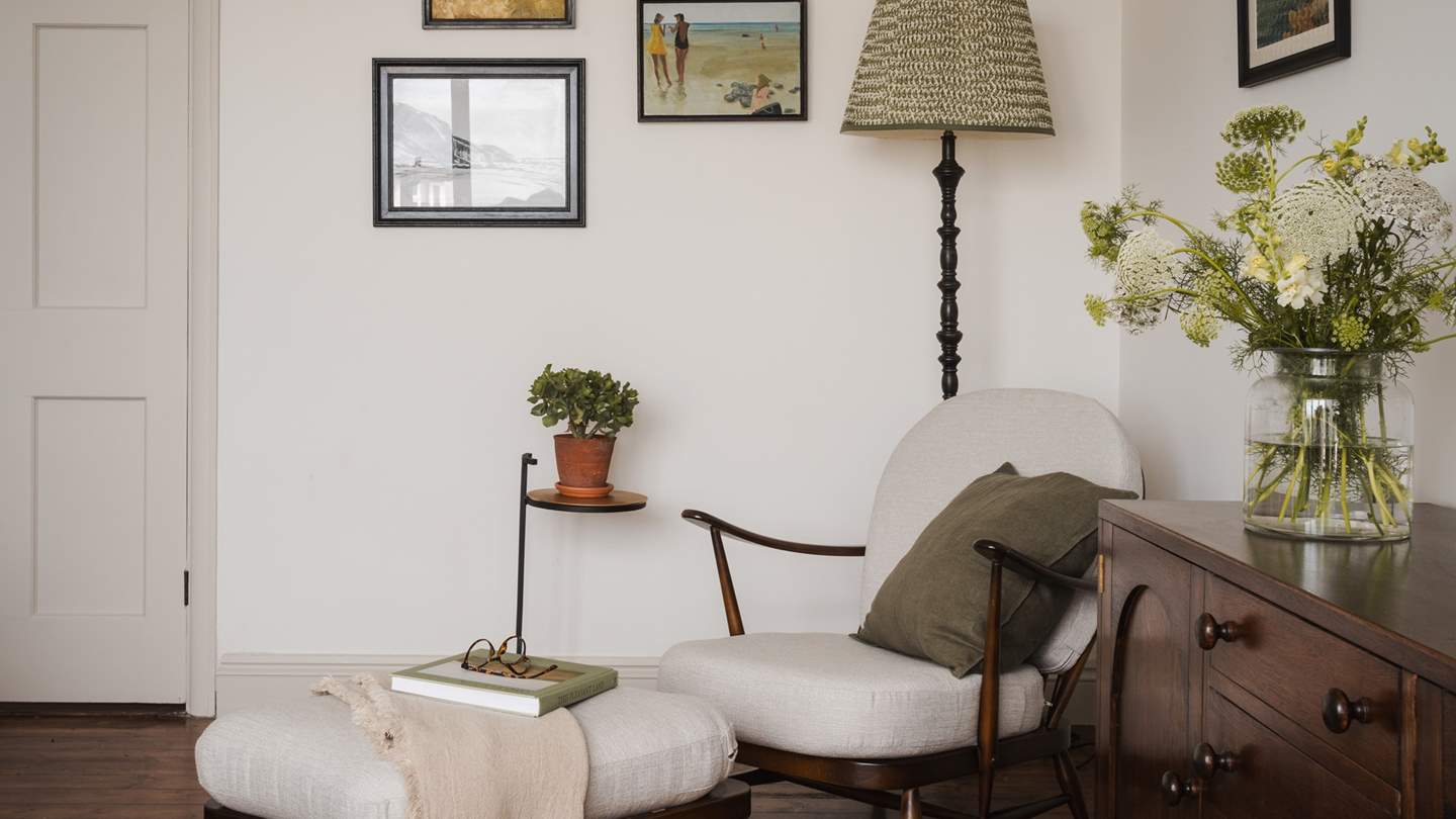This room is brimming with mid-century touches, including two stylish Ercol armchairs 