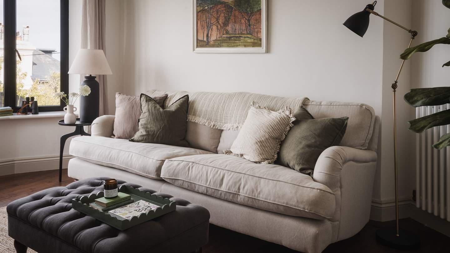 Kia Ka Mina's captivating living room offers a choice of seating options