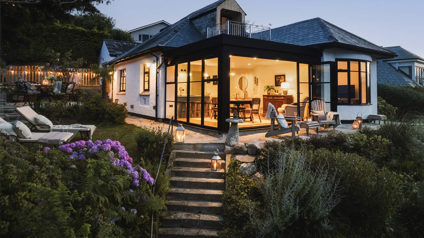 Our contemporary coastal homestay is an exquisite retreat for families, couples and canine companions alike. 