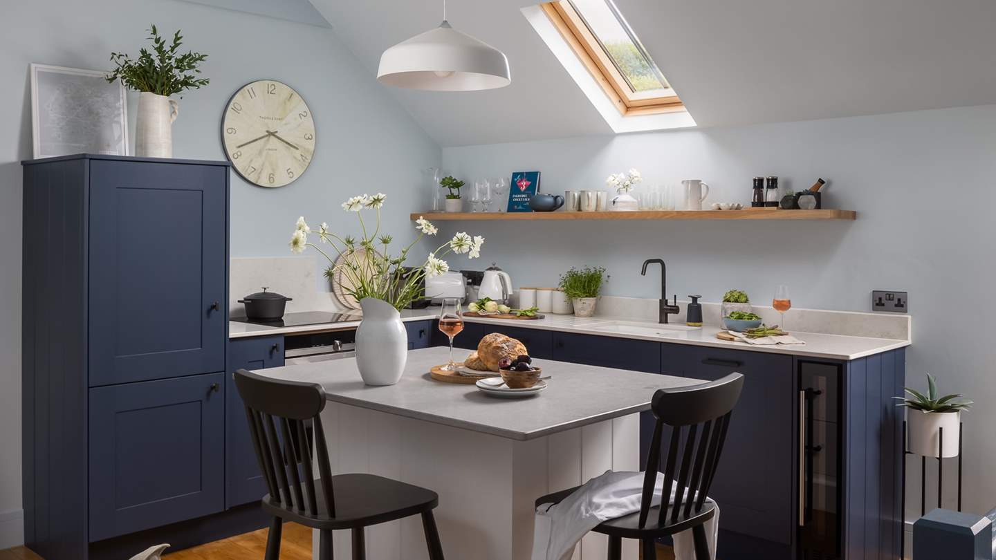 Watch your chef at work from the kitchen island, with two seats for romantic meals à deux