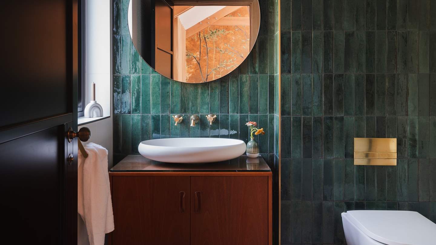 The adjoining ensuite echoes the jewel-toned interiors seen throughout Melynsy