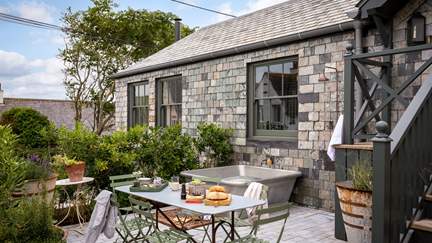 This former fisherman’s net loft has been tastefully designed to create a beautiful cohesion of maritime, fishing folklore and local smuggling influences