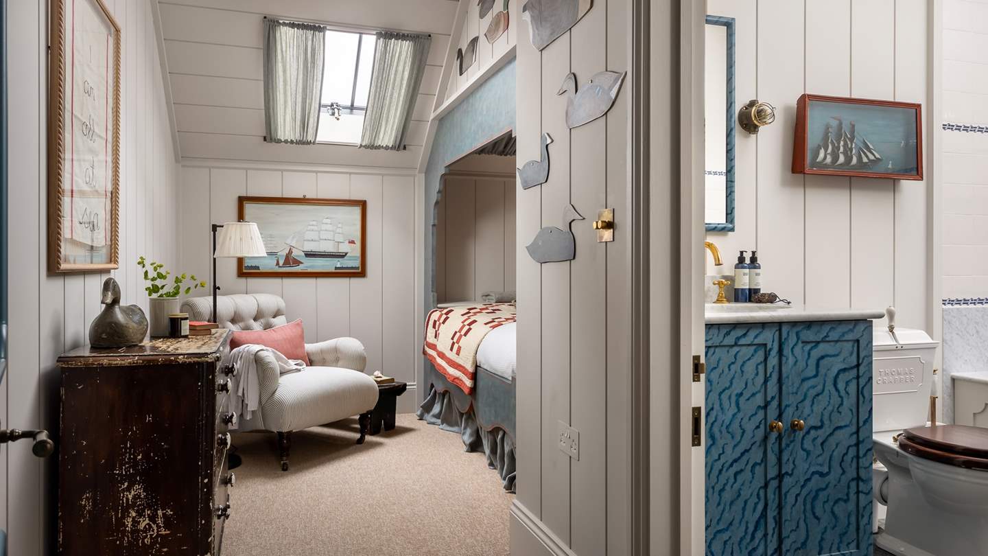 The oceanic notes continue into the ensuite bathroom