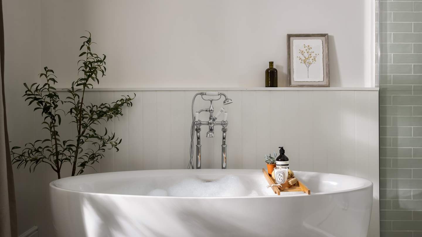 Promising refreshing moments in the freestanding bath 
