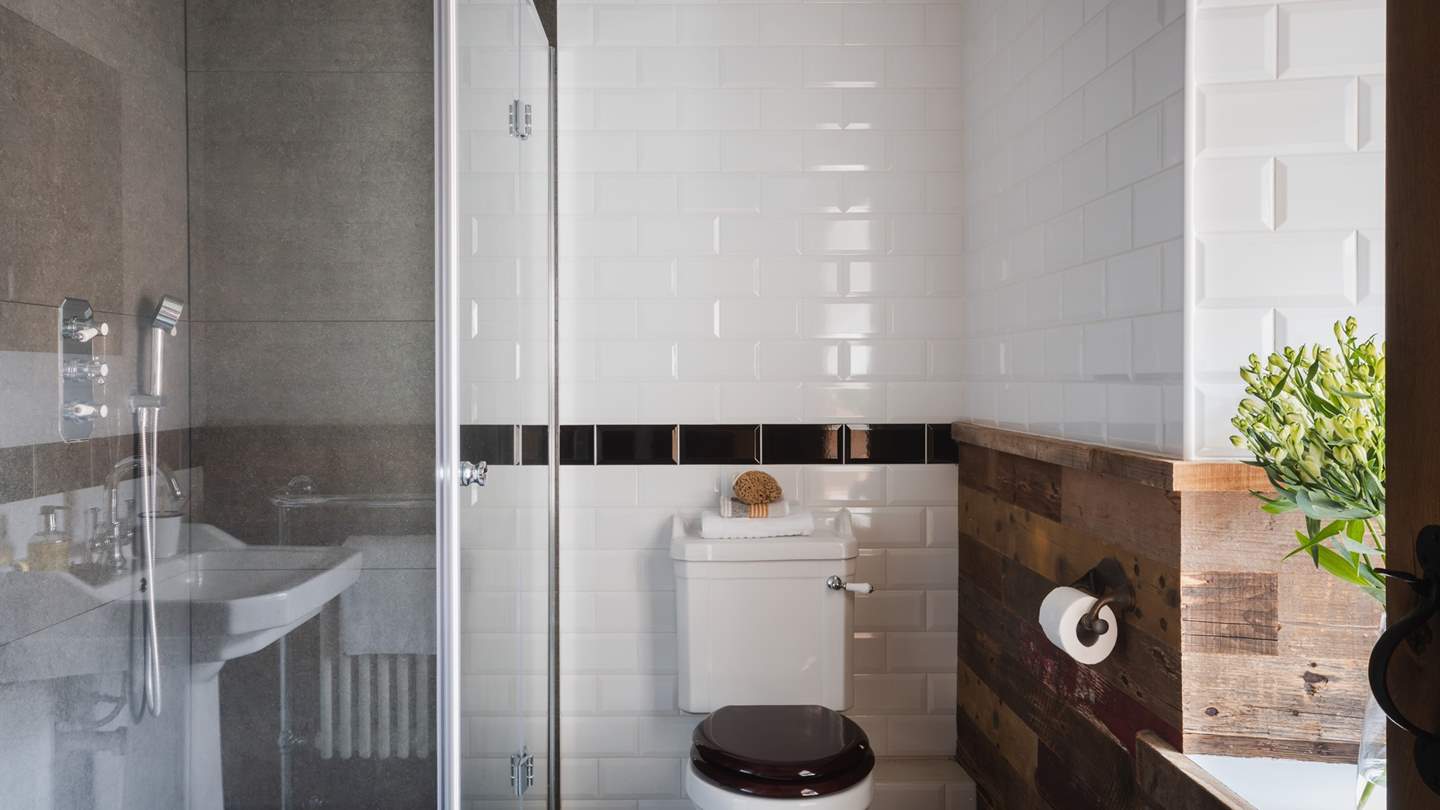 Rejuvenating wake-up moments await in the modern en suite