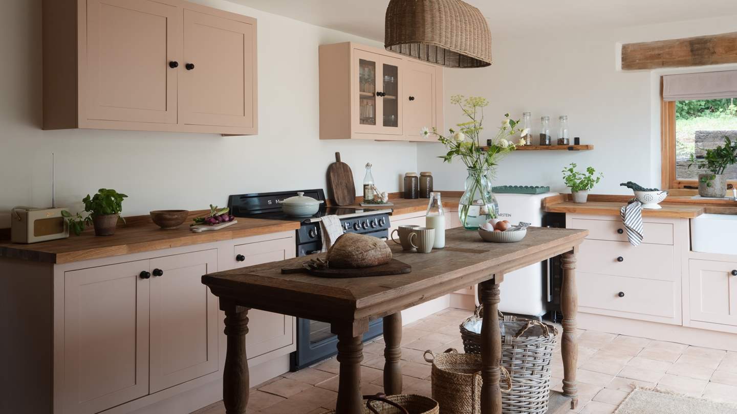 Promising bespoke cabinets in Farrow and Ball’s Templeton Pink, the elegant kitchen is the dreamiest of settings to rustle up culinary treasures for the whole party