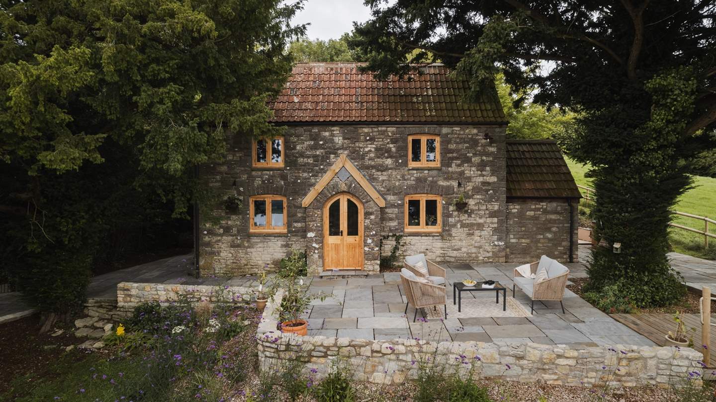 Enchanting in all seasons, Myrtle Cottage’s gorgeous, enclosed garden space offers a beautiful setting to revel in far-reaching lakeside vistas