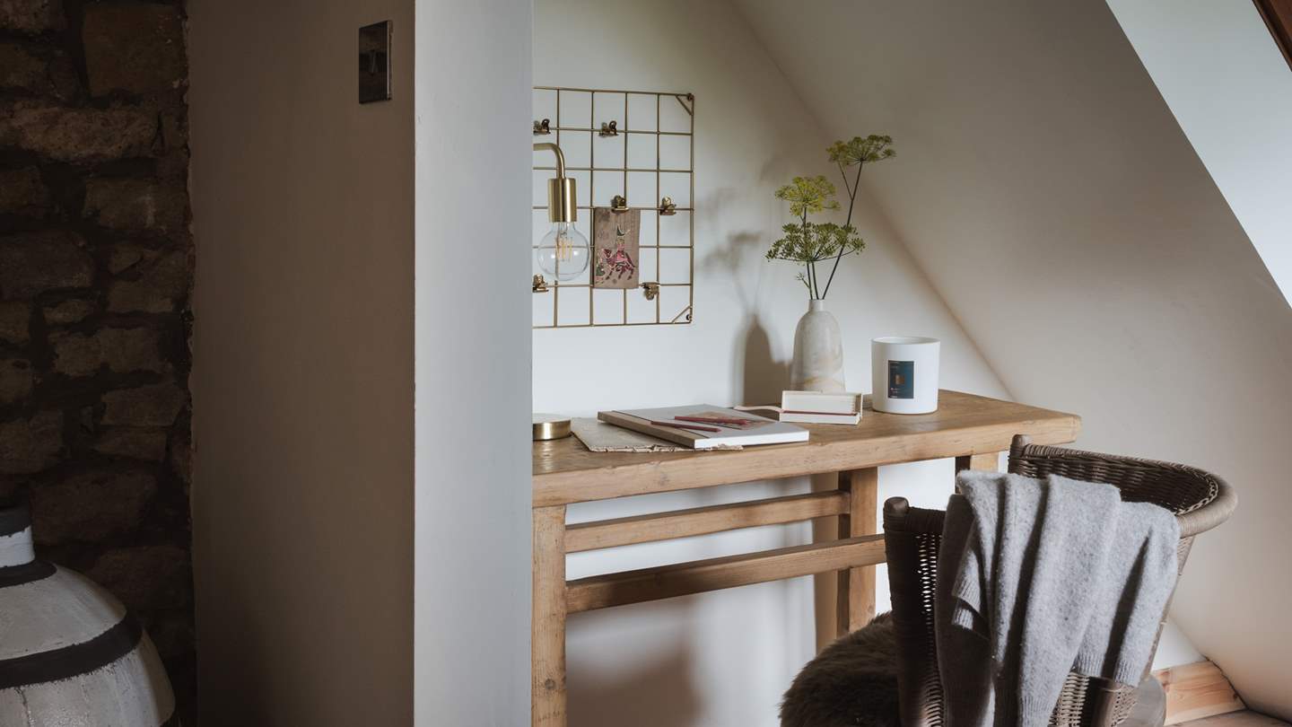 Under the stairs awaits an oak writing desk - a heavenly nook for jotting down your dreamy travel moments... 