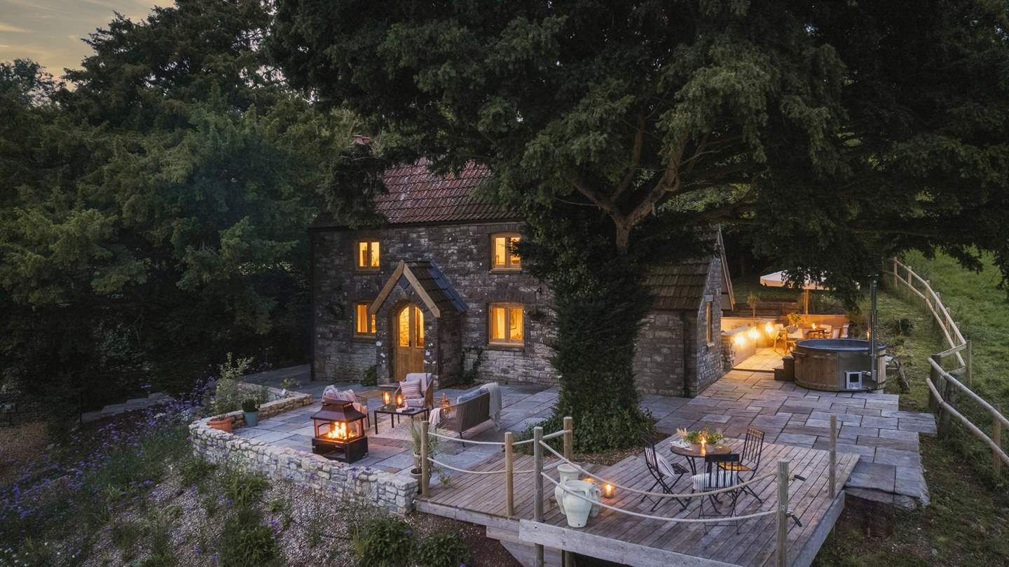 Uncover the magic of Myrtle Cottage, our dreamy escape settled in the enchanting North Somerset countryside... 
