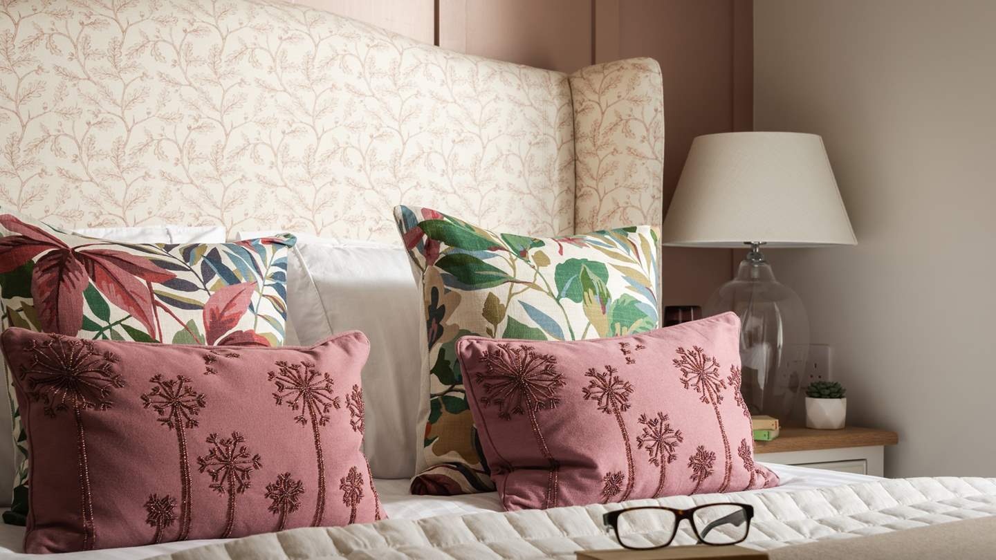 Centred around a king size bed, it radiates utmost comfort with the finest linens, pillows and cosy throws for sweet relaxation