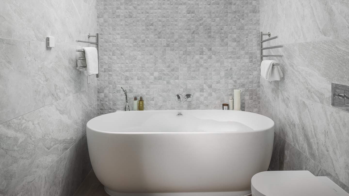 Indulge in the Northern Lights whilst you savour bubble-topped soaks under the skylight... 