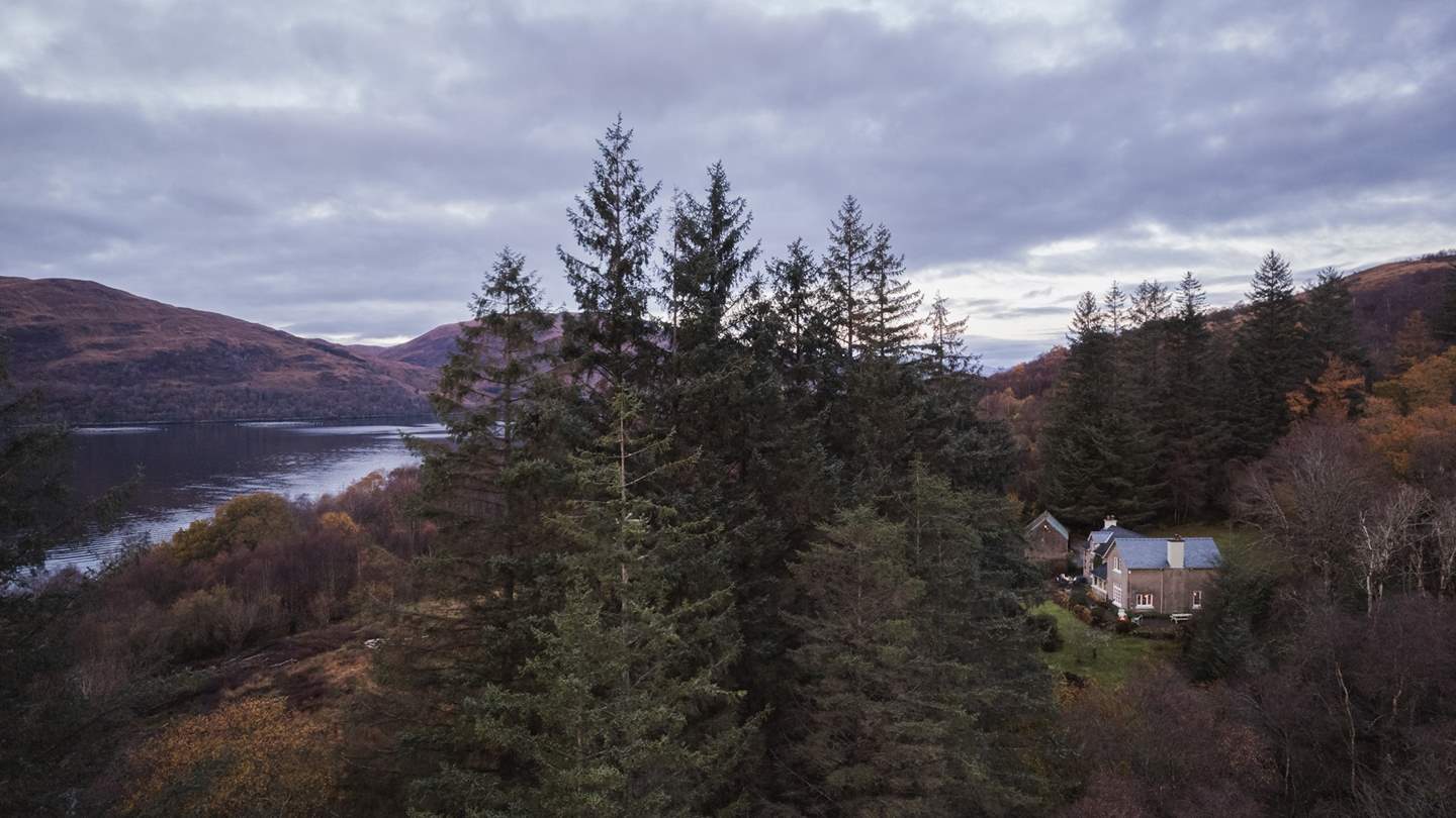 Beckoning for dreamlike sojourns in spellbinding realms, the mountain-view gardens outside blend with untamed surrounds