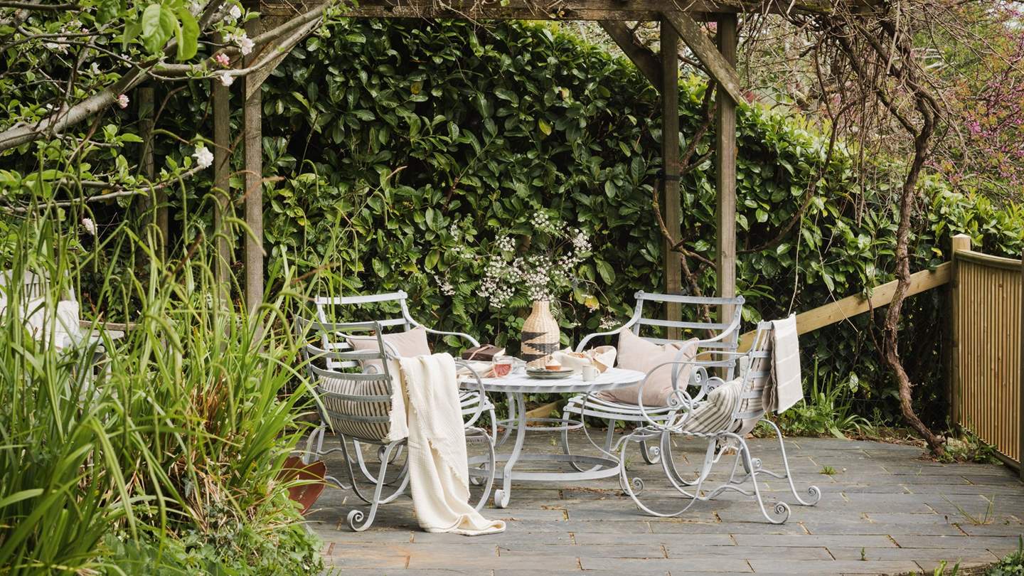 Beckoning for moments of enchantment, it promises space for families and friends to settle into a relaxed rhythm punctuated by the ebb and flow of the tide