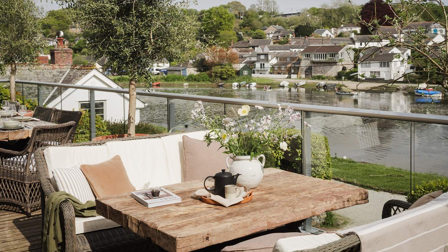 Seek afternoon aperitifs on the sundeck