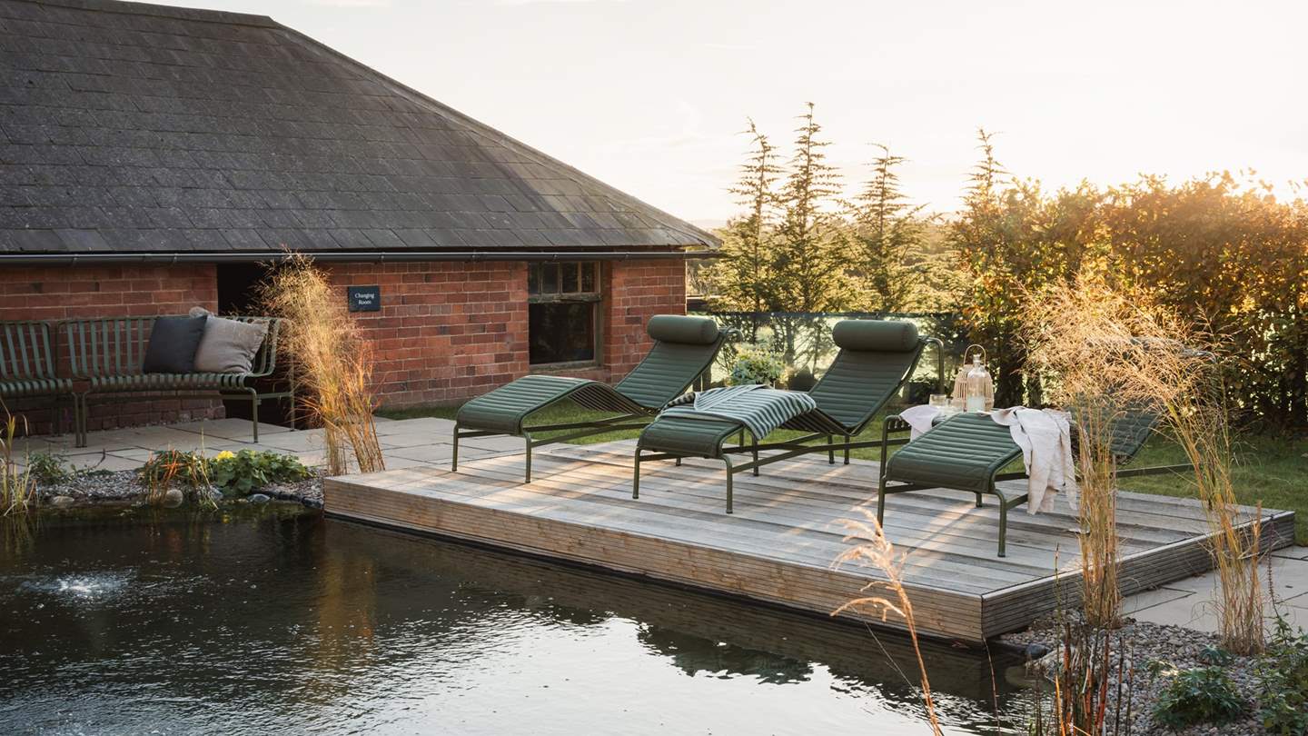  Recline on a sun lounger on the wood-clad deck 