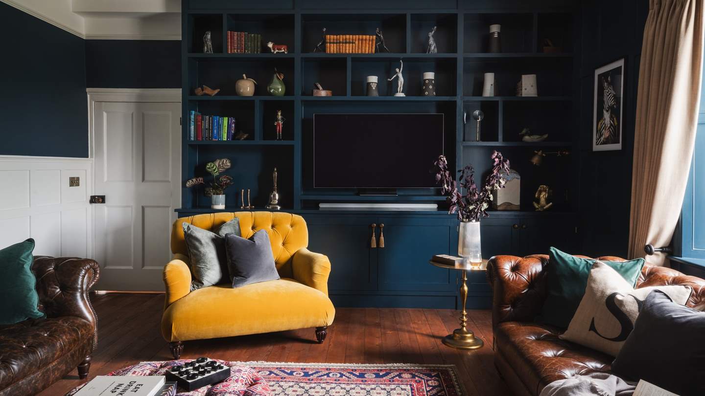 A bespoke, built-in media unit houses a Samsung smart TV and sound bar, ready for relaxed evenings in