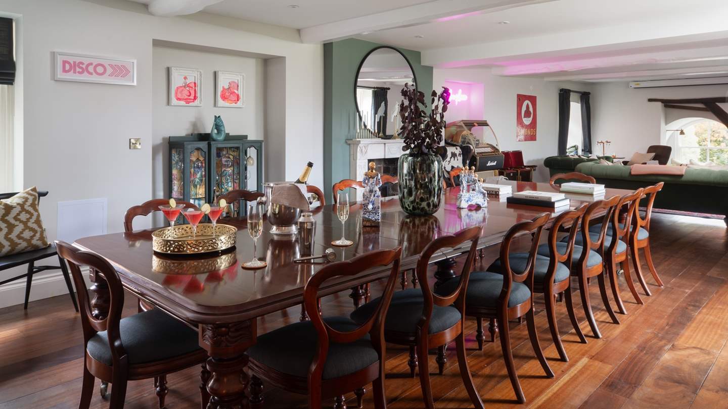 An eighteen-person dining table lends itself perfectly to drawn-out brunches and candlelit repasts