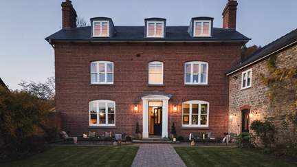 Shucknall Court - 5 miles E of Hereford, Sleeps 18 + cot in 9 Bedrooms