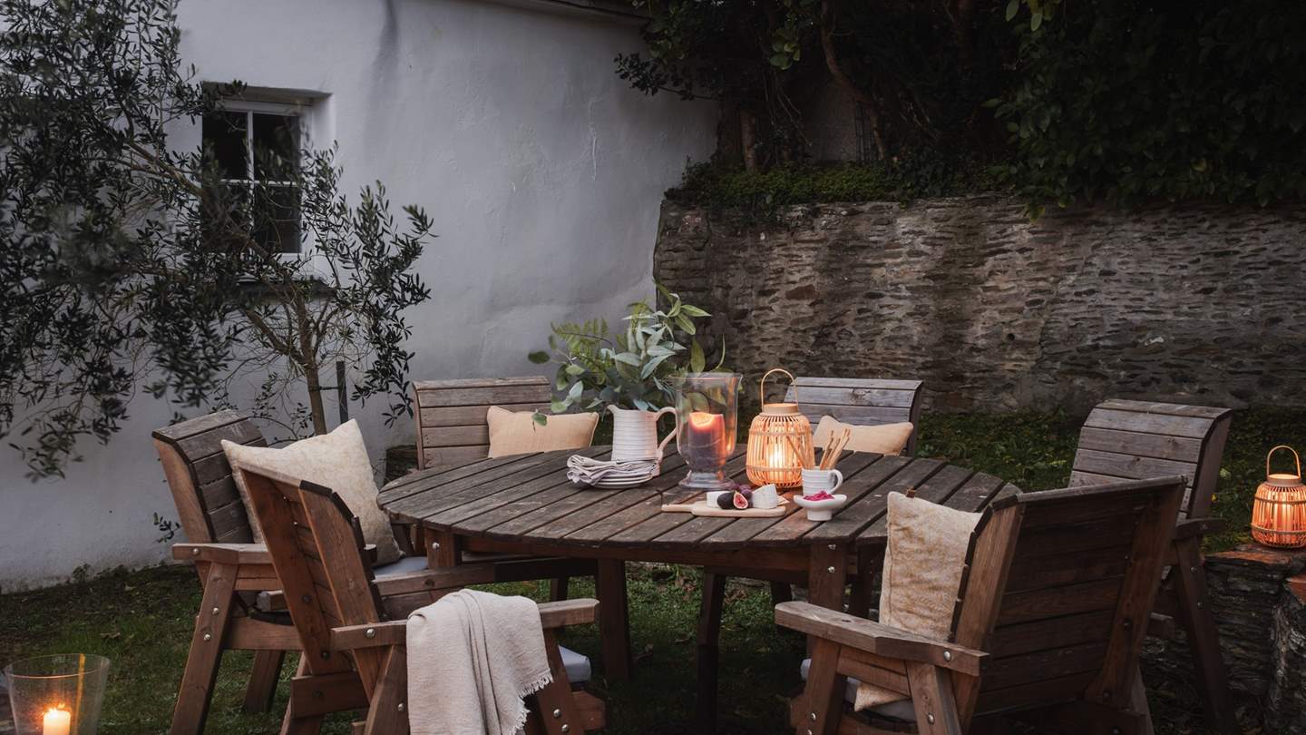 Located on the waterfront, Seven enjoys breathtaking ocean panoramas to the front, as well as a beautiful, enclosed patio garden to the rear