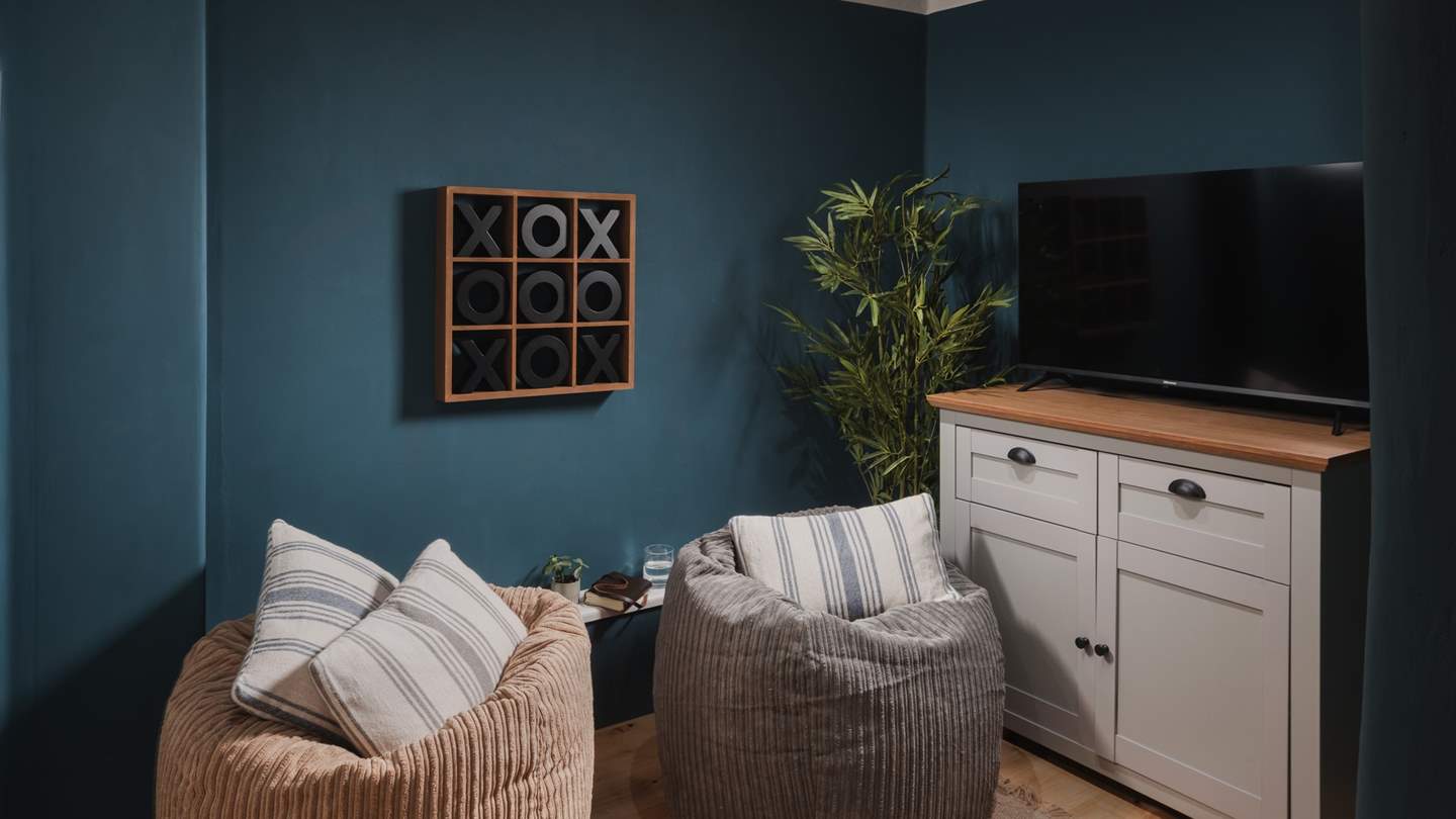 For further choice, a snug-come-games room in deep peacock blue rests at the back of the house and offers a serene space to curl up with a book or indulge in a game or two