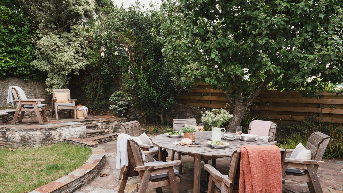 Located on the waterfront, Seven enjoys breathtaking ocean panoramas to the front, as well as a beautiful, enclosed patio garden to the rear