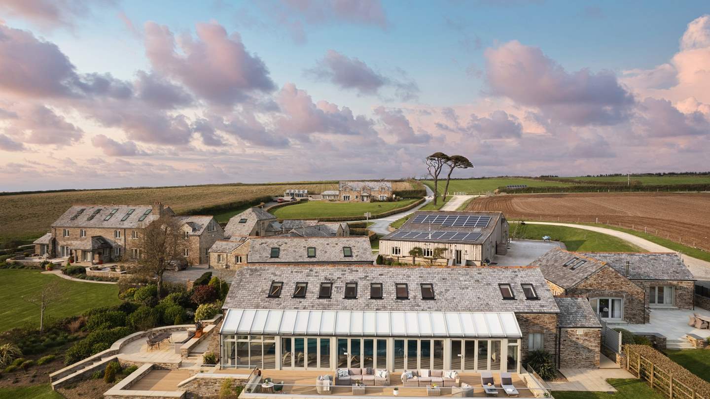 Surrounded by more than seventy acres of private farmland on the North Cornish coast, it
offers a dreamlike, dog-friendly haven in which to revel in rural reveries 