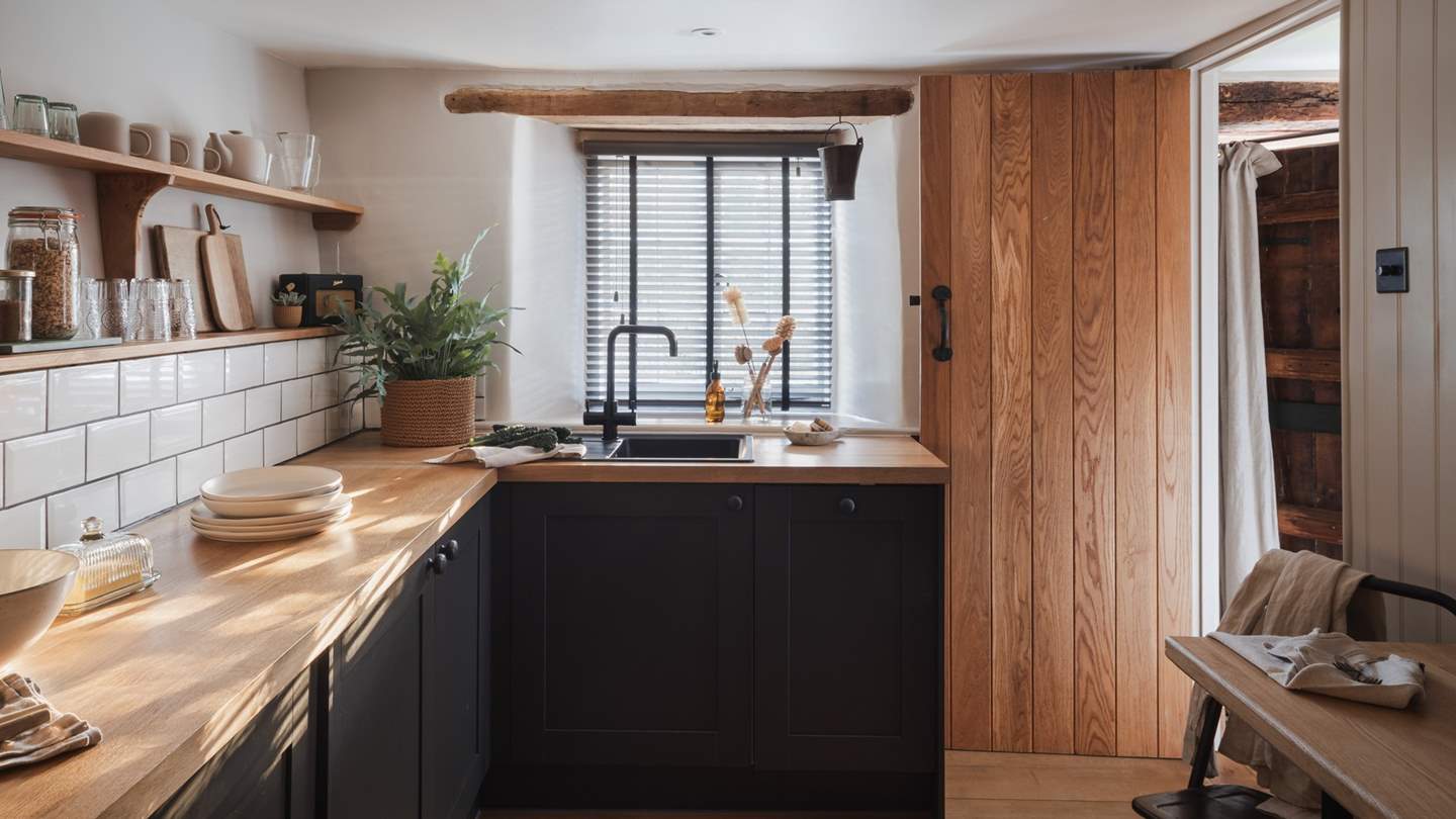 Informal banquets can be taken at the oak dining table