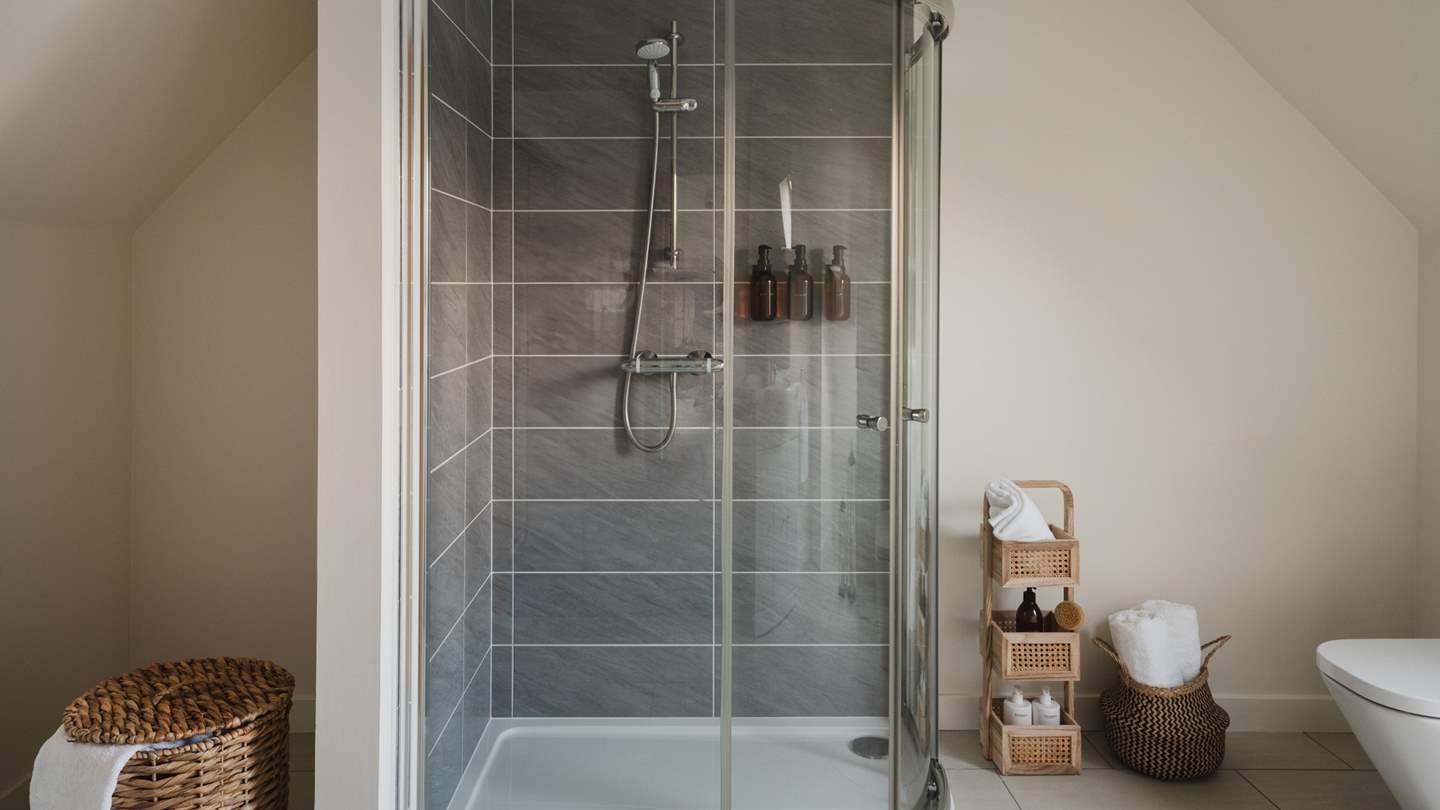 This bedroom also has an en suite bathroom with a shower 