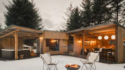 Host unforgettable evenings in the private, forest kitchen, before withdrawing to the hand-crafted sauna and hot tub... 