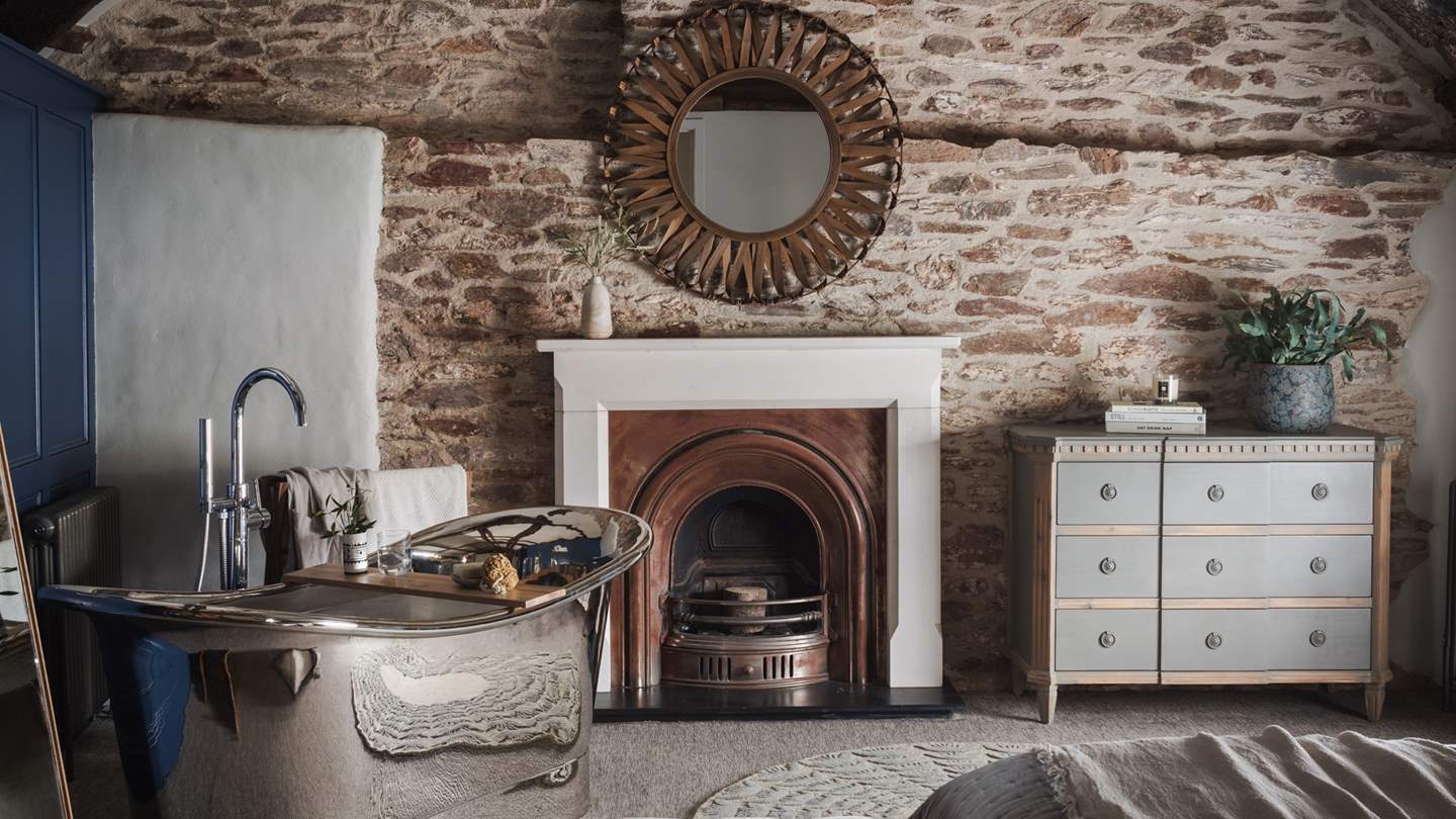 The sweetest of slumbers reside in the king-sized bed, whilst the striking nickel rolltop bathtub is the perfect addition for those seeking self-care moments