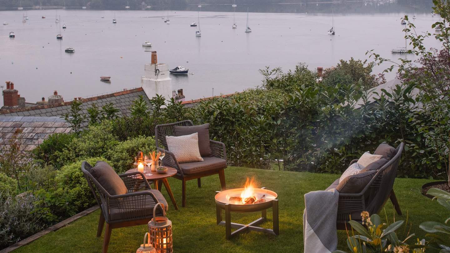 Luxe outdoor furnishings for twilight soirées gathered around the firepit 