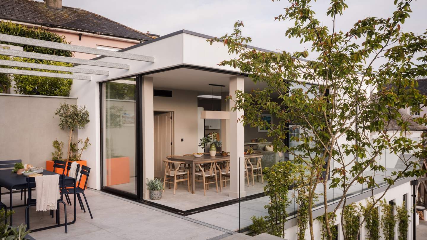 Boasting an elevated, tiered garden overlooking the glistening tides of the River Dart and the verdant countryside beyond