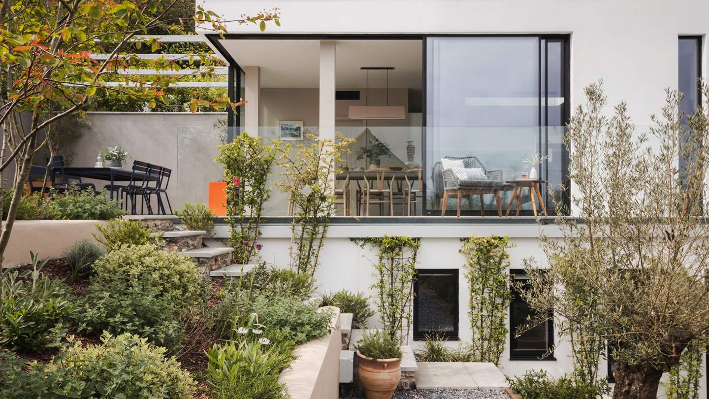 Our heavenly homestay for eight nestled in the darling Devonshire village of Dittisham resides for the seekers of unrivalled waterside scenes and luxurious interiors