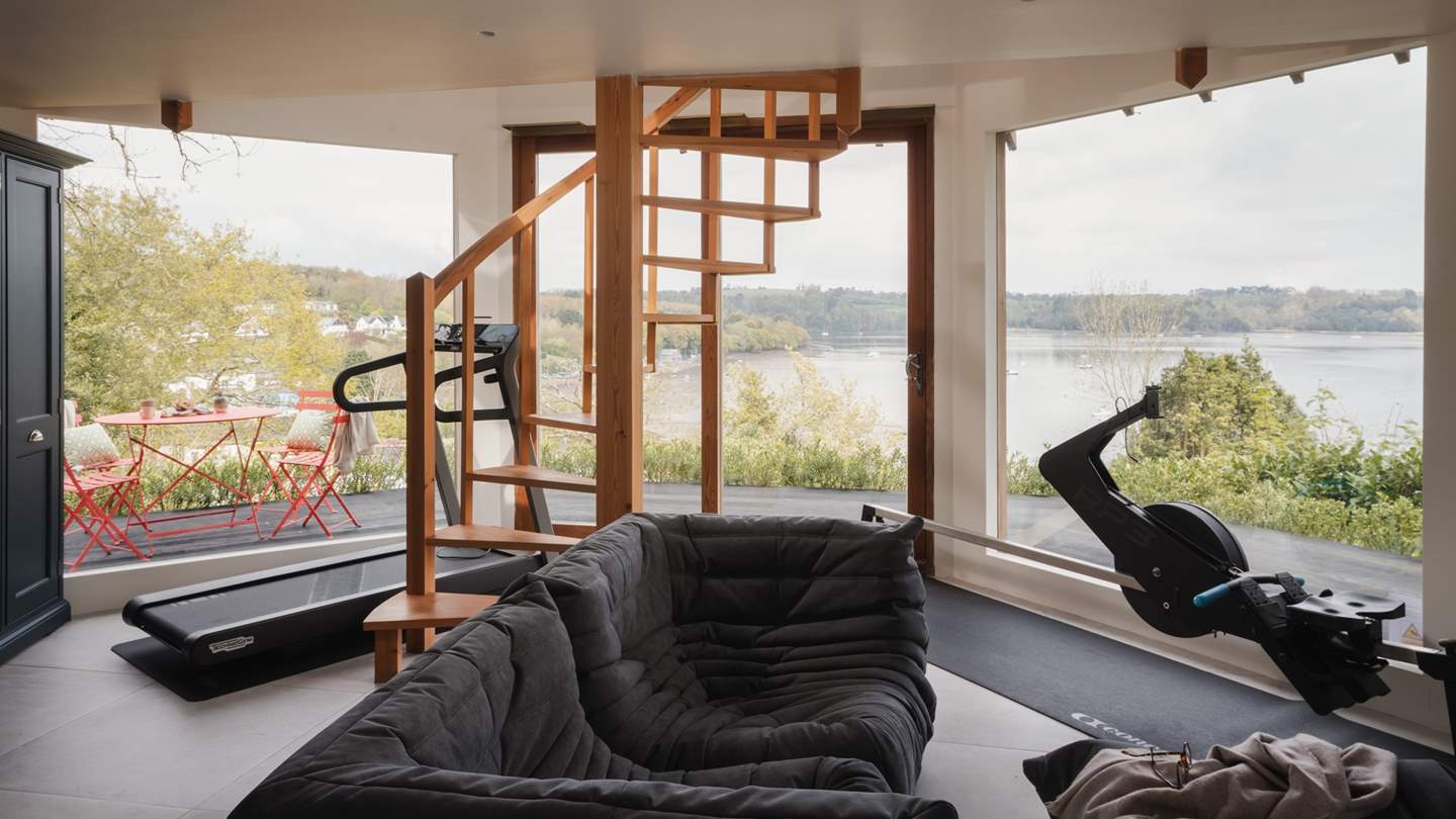 Take the floating wooden staircase in the Garden House to discover the beautiful mezzanine bedroom