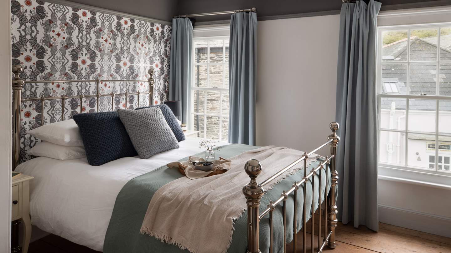 Maren’s first bedroom is a picture of perfection adorned in white and deep navy tones, embodying timeless nautical nuances