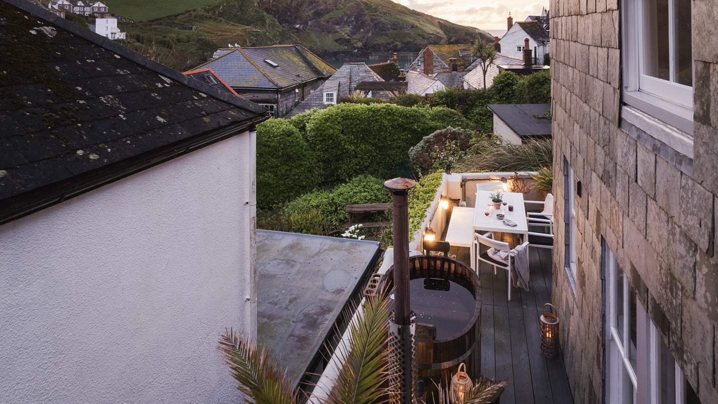 For heavenly moments on the deck, immerse in the two-person Japanese Ofuro crafted from natural wood – just made for starlit soaks under open skies