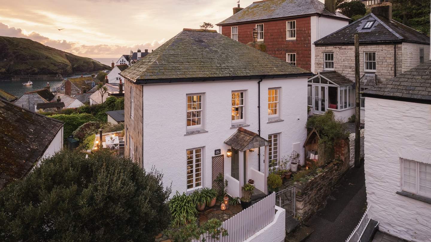 Follow your wanderlust daydreams to the picturesque Port Isaac, where our heavenly abode for four awaits on the edge of the ocean for seaside reveries