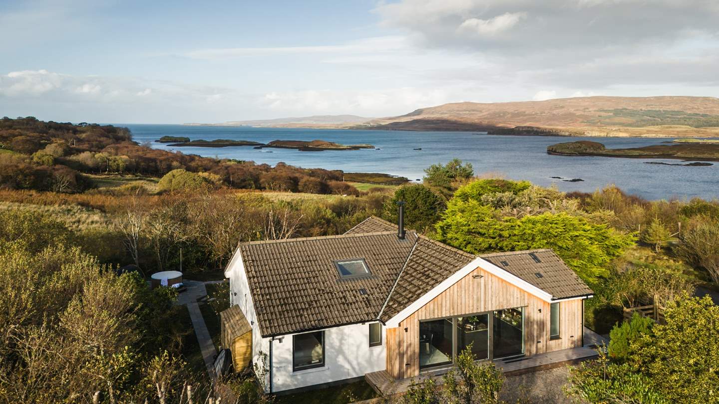 Fully embracing its tranquil setting, uncover uninterrupted Loch views from the landscaped garden