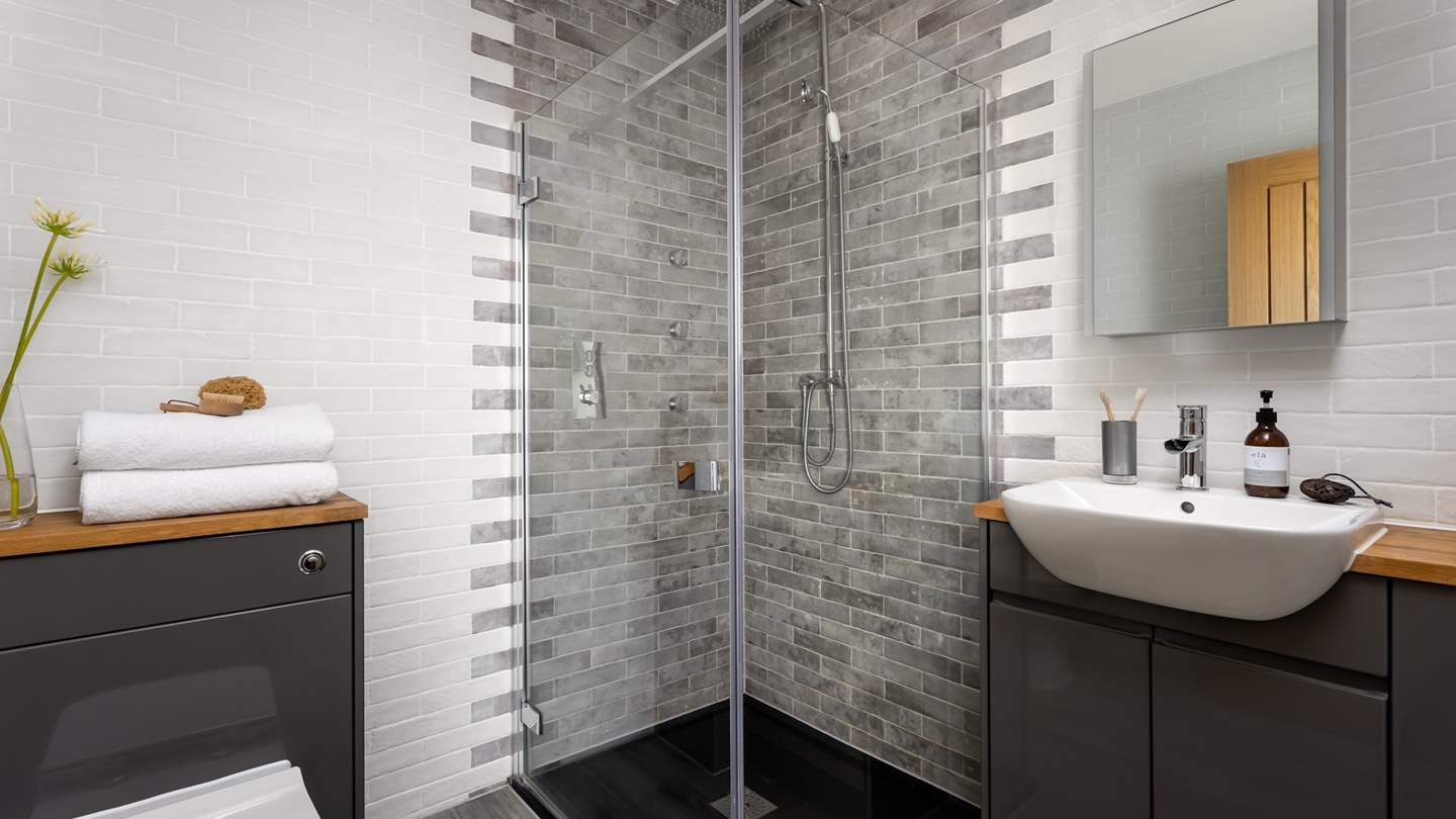 Another sleek en suite with an en suite shower awaits next door 