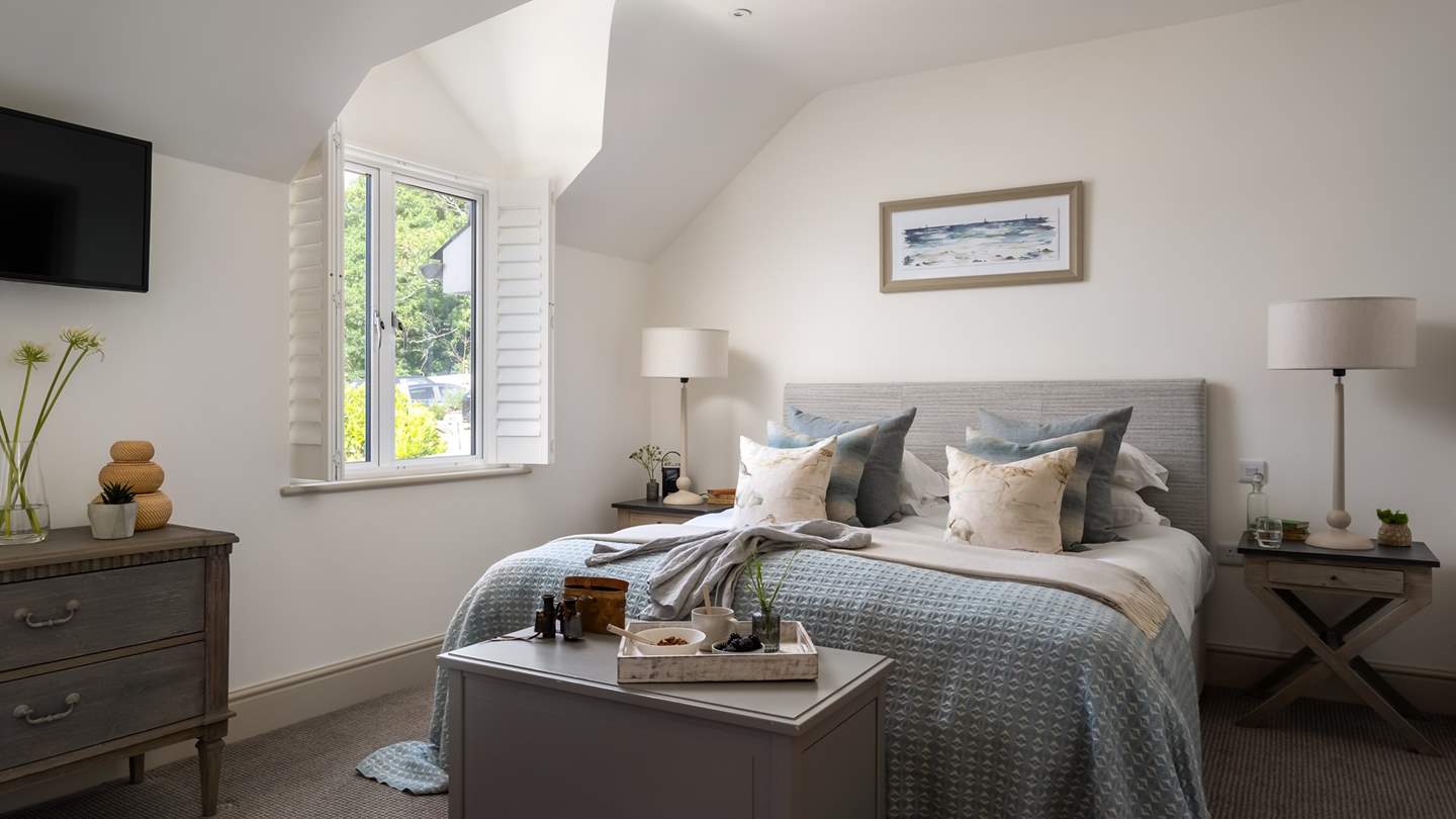 Residing on the first floor, the master bedroom features a calming colour palette and ocean-inspired décor